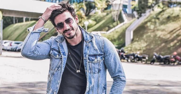 Descamisado, Guilherme Napolitano ostenta corpo definido e tira fôlego dos internautas