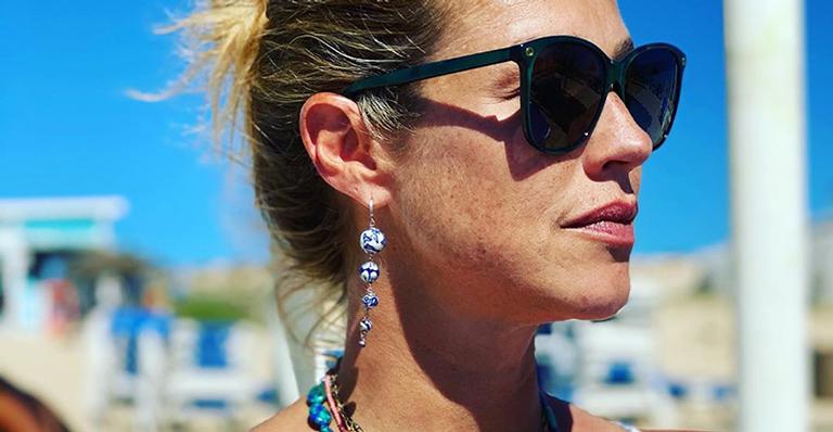 Luana Piovani ostenta corpão só de biquíni em dia de praia com amigas: “Que dia”
