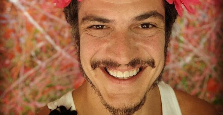 Mateus Solano compartilha clique da infância e semelhança impressiona: ”Não mudou”