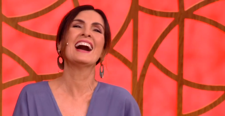 No Encontro, convidado quebra o protocolo e elogia Fátima Bernardes: “Bonita, elegante e educada”