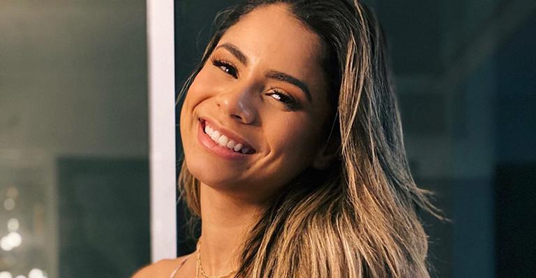 Poderosa! Lexa surpreende ao surgir vestida de Mulher Maravilha no aniversário da irmã