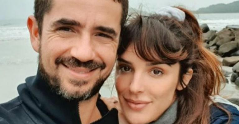 Rafa Brites posa agarradinha com o maridão e casal deixa web encantada: “Vocês são um casal incrível”