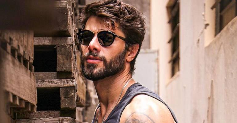 Ex-BBB Renan Oliveira exibe corpo definido e deixa fãs babando: ”Que gato”