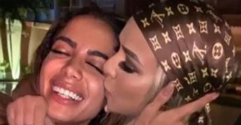 Anitta capricha nas palavras e homenageia dançarina com quem viveu affair: ”Minha musinha”
