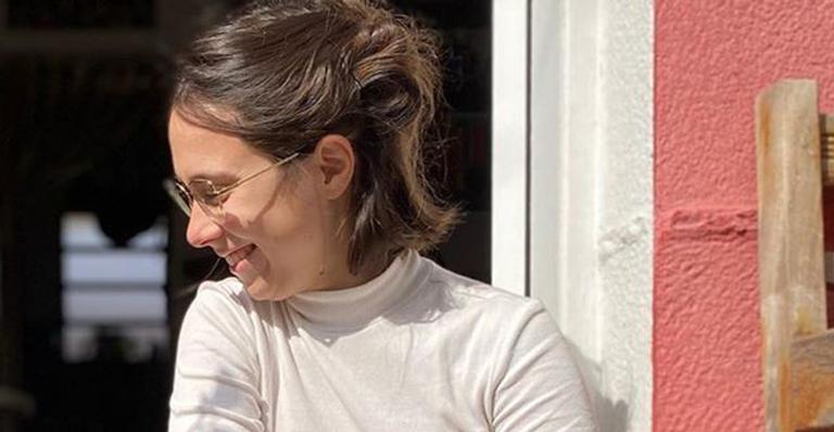 Um mocinho! Daphne Bozaski mostra o filho tomando chá em foto raríssima e beleza choca fãs