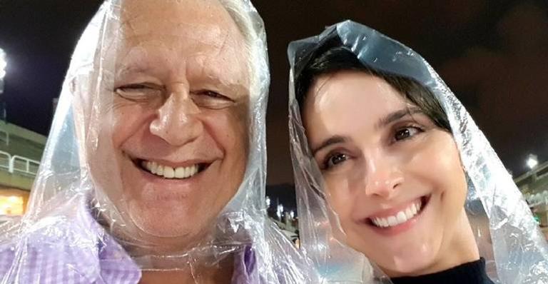 Esposa de Antonio Fagundes corta cabelo do ator, que se diverte com o momento: ”Cuidados”