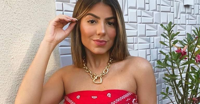 Em clique ousado, Hariany Almeida exibe barriga negativa e ganha chuva de elogios