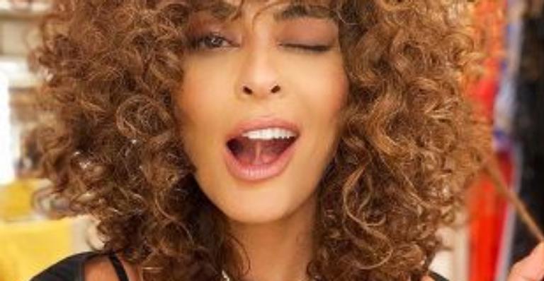Juliana Paes mostra os fios naturais em look decotadíssimo e ironiza: ”Quero aglomerar”