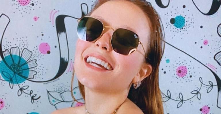 Em quarentena, Larissa Manoela promove pool party com ‘convidados’ inusitados