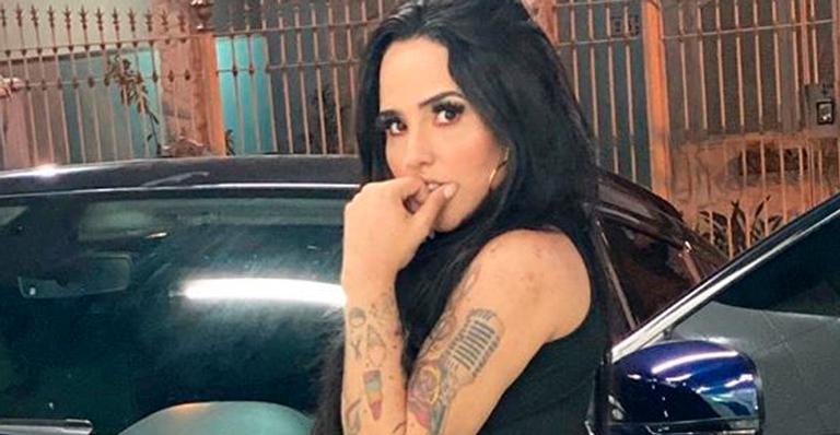 Perlla descansa bumbum gigante sobre carrão e seguidor elogia: “Bela máquina”
