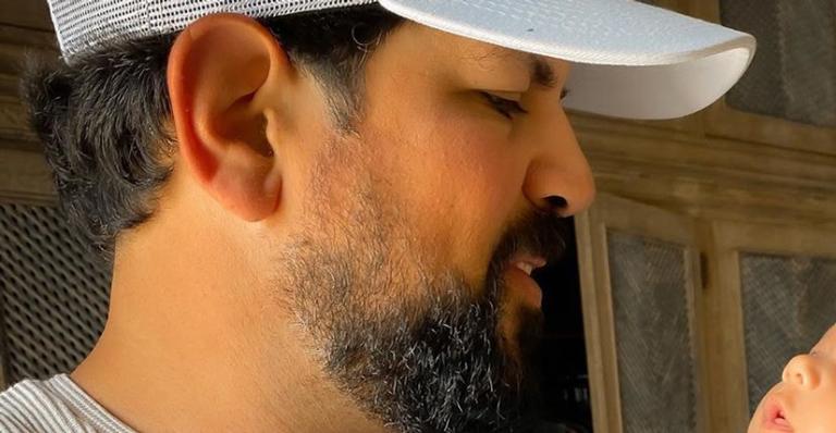 Sorocaba comove fãs com momento pai e filho e semelhança deixa web perplexa: ”Sua cara!”