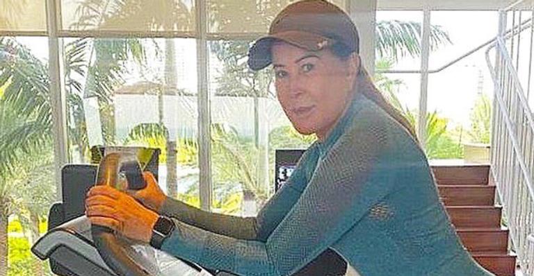 Zilu Camargo espanta a preguiça e exibe corpão espetacular durante rotina fitness