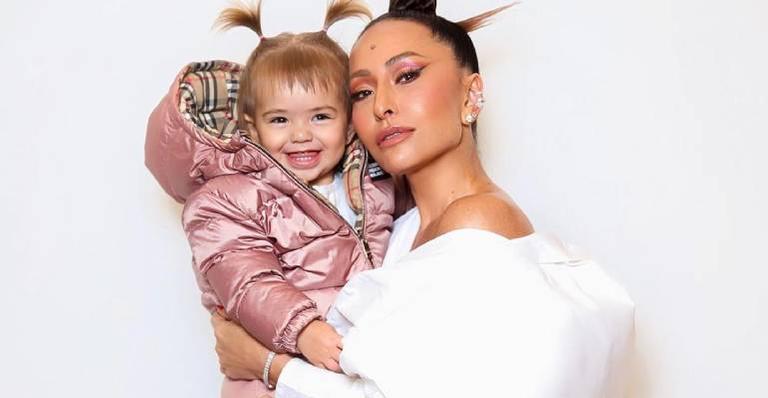 Filha de Sabrina Sato rouba a cena ao surgir vestida de camponesa: ”Linda”
