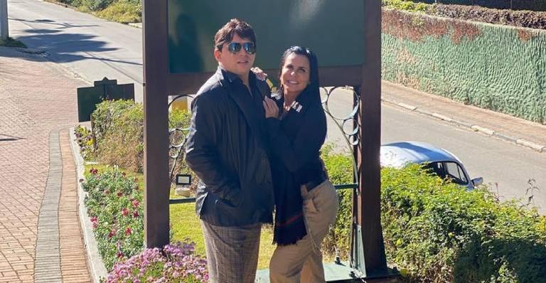 Gretchen compartilha clique ao lado do namorado e faz linda declaração de amor