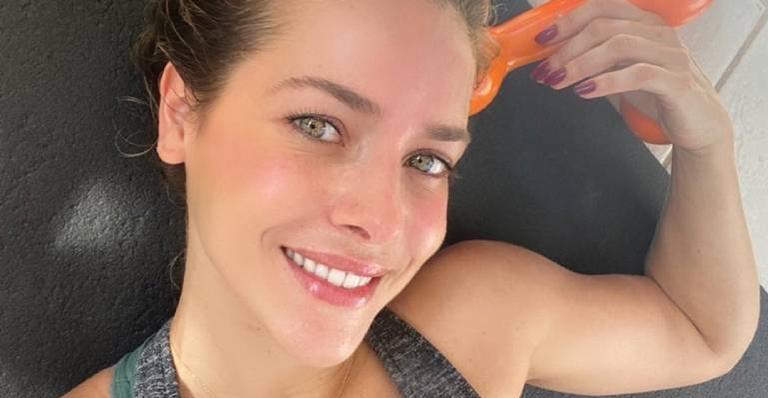Monique Alfradique surge deslumbrante em clique e recebe elogios de amigos famosos