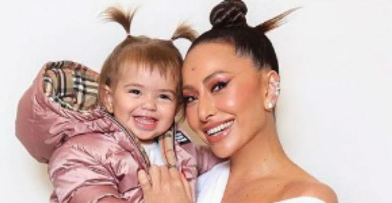 Sabrina Sato abala as estruturas da web ao clicar Zoe vestida de camponesa: “Não da para aguentar”