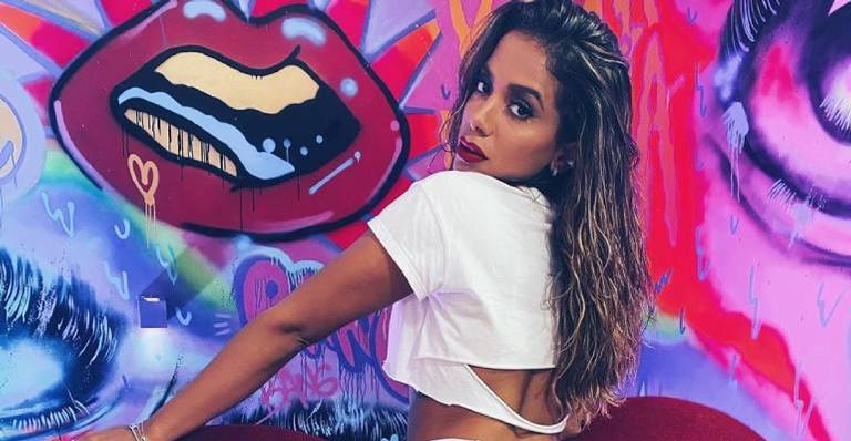 Anitta se machuca ao criar coreografia para nova canção: ”Que legal”