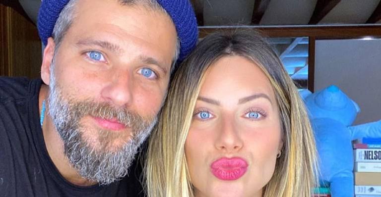 Vai nascer! Bruno Gagliasso compartilha clique de Giovanna Ewbank radiante fazendo topless
