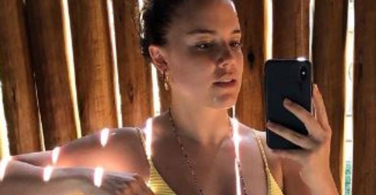 Alice Wegmann ostenta corpão perfeito em raro clique de biquíni sem filtros: ”Babando”