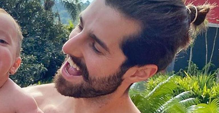 Alok surge com o filho gargalhando nos braços em momento fofíssimo: ”Tem alguém aqui que está muito feliz”