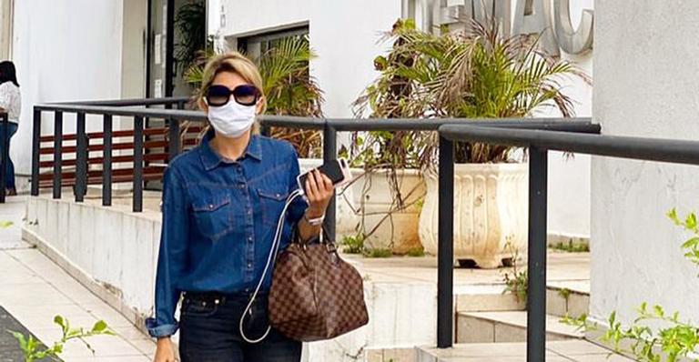 Antonia Fontenelle posa com bolsa de grife na porta de delegacia ao prestar queixa: “Caça às bruxas”