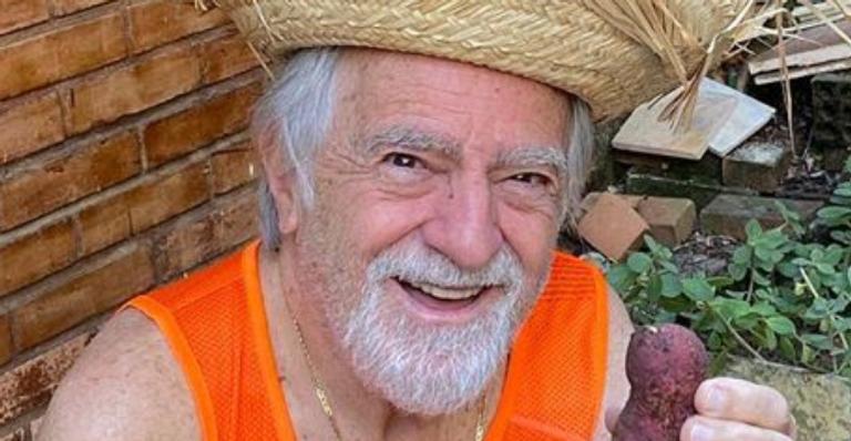 Ary Fontoura celebra evolução da horta que cultiva em casa: ”É só tratar a natureza com amor”