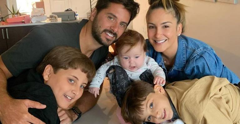 Claudia Leite aproveita momento em família e a caçula rouba a cena: “Dia da farra e beijo”