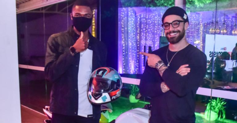 Coração grande! Felipe Titto cumpre promessa e presenteia entregador de comida com moto nova