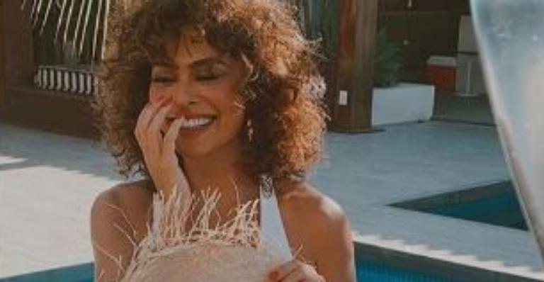 Juliana Paes ostenta beleza rara e bumbum avantajado em maiô cavadíssimo: ”Perfeita”