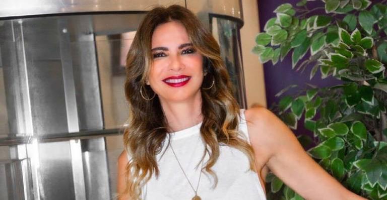 Luciana Gimenez posa ao lado do irmão gato e fãs vão à loucura: ”Que genética”