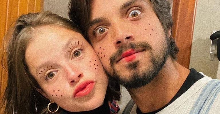 Agatha Moreira recebe cesta com comidas típicas dos fãs e comemora: “Explodindo de felicidade”