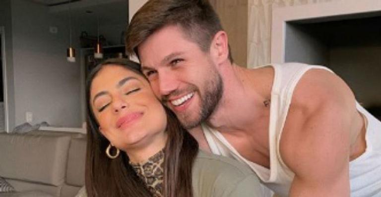 Ex-BBB Mari Gonzalez surge em clique romântico com Jonas Sulzbach e se declara