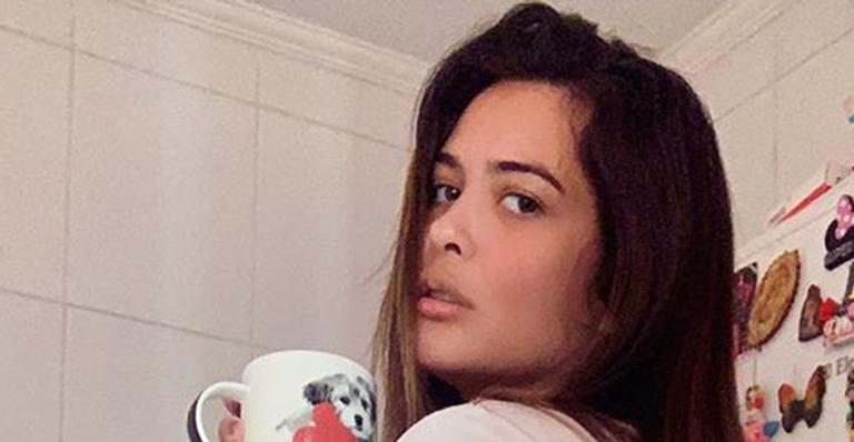 Geisy Arruda empina o bumbum com shortinho e polpa fica pra fora: “Um absurdo”