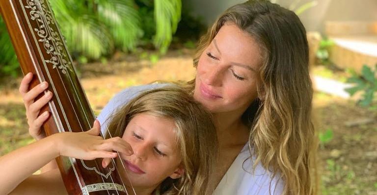 Gisele Bündchen encanta ao mostrar antes e depois de momento com a filha: “Crescendo tão rápido”