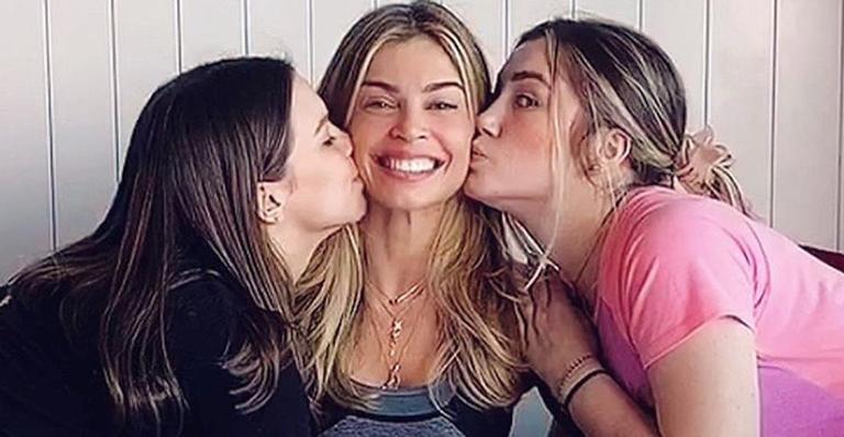 Grazi Massafera recria foto antiga com primas e evolução surpreende web: “Essa mulher rejuvenesce?”