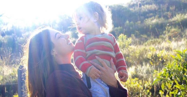 Isis Valverde surge em meio à natureza com o filho nos braços e se declara