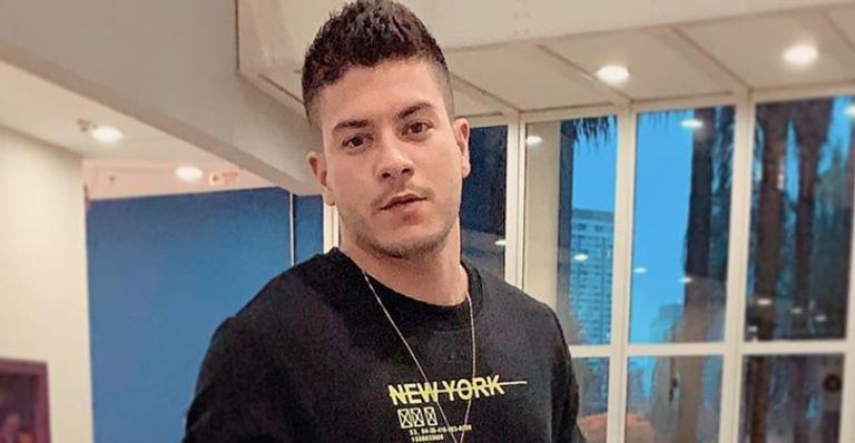 Mais uma? Nova modelo expõe conversa íntima com Arthur Aguiar e comenta: ”Sabia que era roubada”
