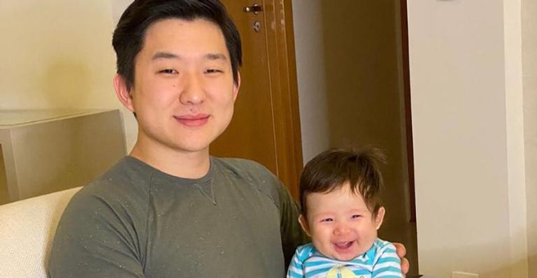 Tal pai, tal filho! Pyong Lee surge agarradinho com filho e semelhança surpreende: “Original e a xerox”