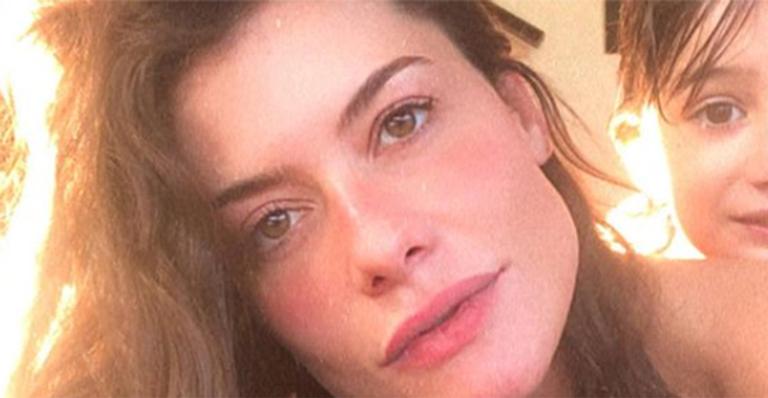 Alinne Moraes posa de rostinho colado com o filho e semelhança impressiona fãs: “É você todinho”