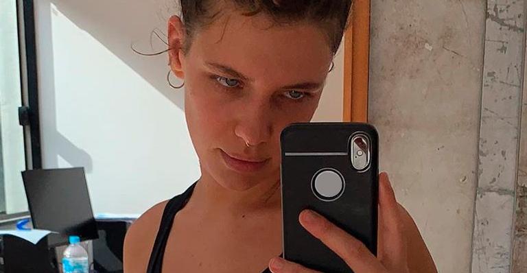 De top e shortinho, Bruna Linzmeyer ostenta boa forma e debocha: “Quando dizem que sou bissexual”