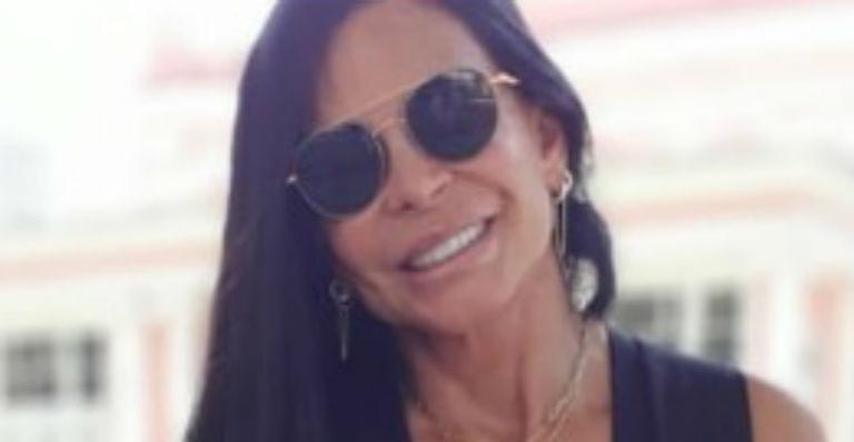 De shortinho e decotão, Gretchen surge com sorrisão no rosto e ganha elogios: “Pura sedução”