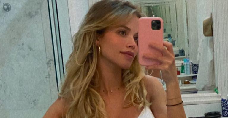 De sutiã e shortinho, Carol Dias encanta a web ao posar com barrigão de 6 meses à mostra