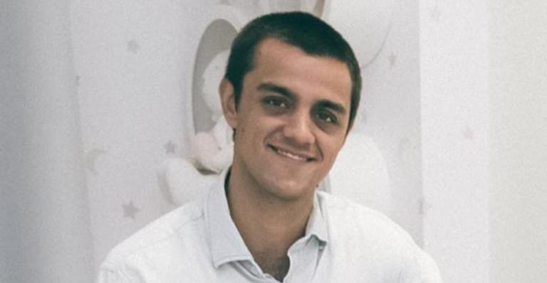 Felipe Simas mostra clique encantador dos três filhos agarradinhos: “Trio lindo”