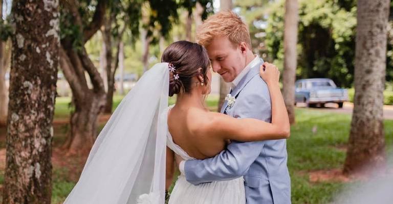 Cunhada de Michel Teló relembra dia do casamento e se declara ao marido: ”Mais que especial”
