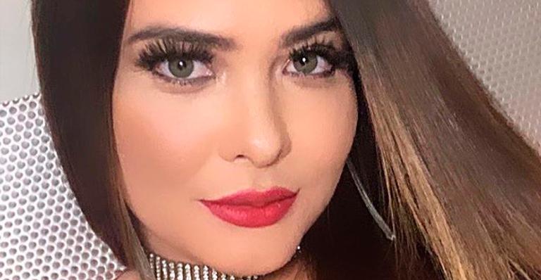 De lingerie, Geisy Arruda capricha no decote e seios fartos ocupam a tela: “Aí tem peito”