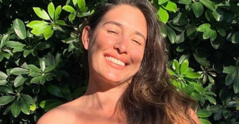 Giselle Itié surge nua e tampa os seios com repolho em momento curioso