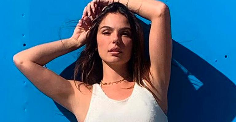 Isis Valverde ostenta barriga definida e tatuagem estratégica de top curtinho: “Beleza pura”