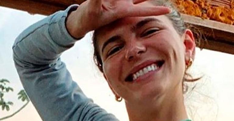 Esposa de Cauã Reymond, Mariana Goldfarb ostenta pernões de shortinho e agrada: “Lindeza”