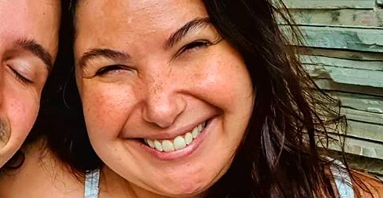 Mariana Xavier troca beijos com o namorado em momento íntimo e se declara: “O amor te dá tudo”
