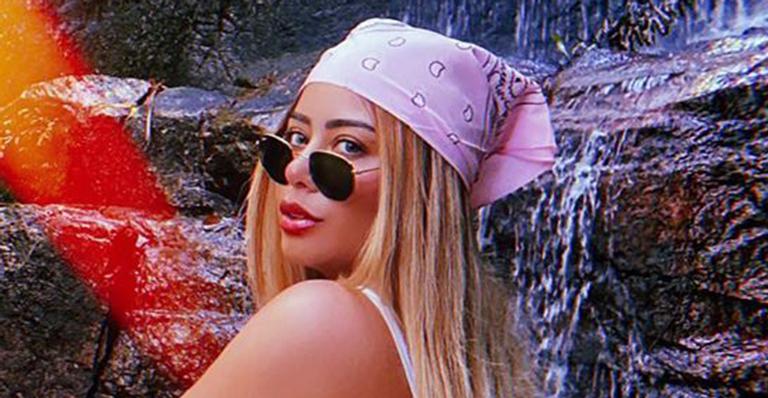 Com bumbum tatuado de fora, Rafaella Santos posa de biquíni e exibe corpo exuberante